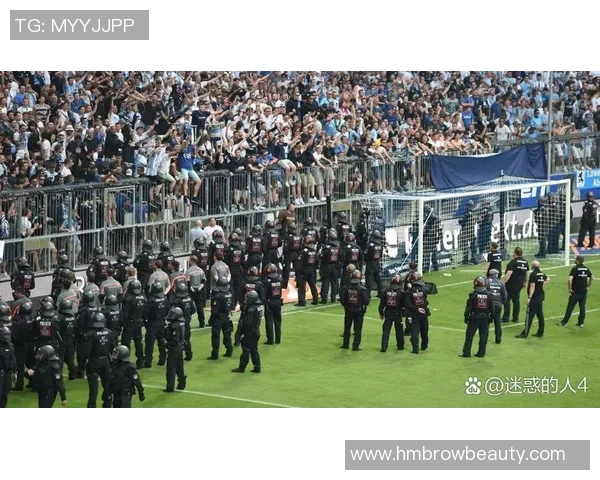 国外球迷热衷追随足球明星足迹 揭秘球员背后的粉丝文化与全球影响力